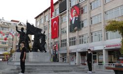 Burdur'da öğrenciler 'Ata'ya saygı' nöbeti tuttu