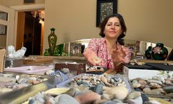 Emekli mühendis sahilden topladığı çakıl taşlarını sanat eserine dönüştürüyor