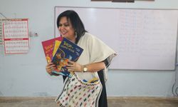 Emekli öğretmen omzuna astığı çantasındaki kitapları kırsaldaki öğrencilere ulaştırıyor