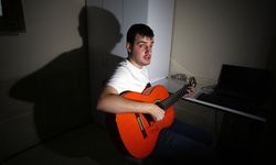 Görme engelli Umut, kendi besteleriyle sahnelere çıkmayı hedefliyor