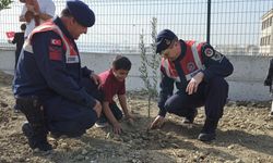 Hatay'da jandarma ve öğrenciler fidan dikti