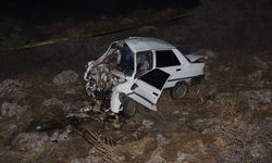 Devrilen Otomobilin Sürücüsü Öldü, Eşi Yaralandı