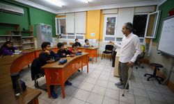 Koltuk değnekli Mustafa öğretmen özel yetenekli öğrencileri geleceğe hazırlıyor