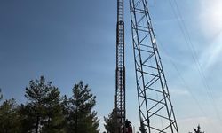 Mersin'de elektrik direğinde mahsur kalan işçiyi itfaiye ekibi kurtardı