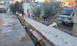 Mersin'de içme suyu borusunun patlaması nedeniyle sokakları su bastı