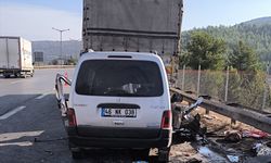 Mersin'de kamyona çarpan hafif ticari araçtaki 3 kişi öldü