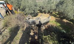 Osmaniye'de yol kenarına devrilen otomobildeki anne ile çocuğu yaralandı