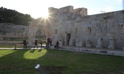 Patara Antik Kenti Meclis Binası'nda gençler fikirlerini yarıştırdı