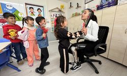 Protezle ayağa kalkan depremzede Sena öğretmen Öğretmenler Günü'nü öğrencileriyle kutladı