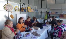 Samandağ'da kurulan atölyede kadınlar hem üretiyor hem sosyalleşiyor