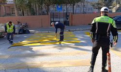 Samandağ'da yaya geçitleri boyandı