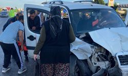 Serik'te 2 aracın çarpıştığı kazada 4 kişi yaralandı