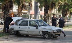 Serik'te kontrolden çıkan otomobil bariyerlere çarptı