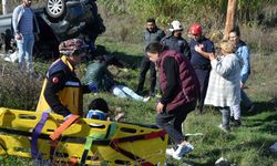 Serik'te şarampole yuvarlanan otomobildeki 3 kişi yaralı