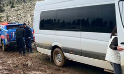 Sumbas'ta çamura saplanan minibüsün yardımına jandarma yetişti