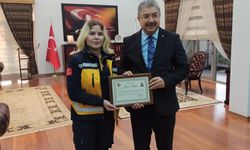 Telefonda anlattığı Heimlich manevrasıyla hayat kurtaran sağlık personeli ödüllendirildi