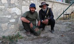 Türkiye'yi yürüyerek gezen 'Seyyah Ömer' 77. fidanını Burdur'a dikti