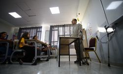 Yanlış iğneyle engelli kalan Veli öğretmen 22 yıldır azmiyle öğrencilerine örnek oluyor