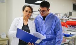 Yenidoğan uzmanının doktor adayı oğlu kendisi gibi prematürelere umut olmak istiyor