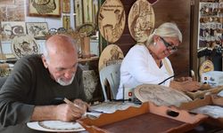 Zanaatkar çift, Hatay'ın ünlü mozaiklerini yakma yöntemiyle ahşaba işliyor