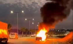 Adana’da seyir halindeki otomobil alev alev yandı