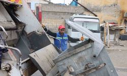 Akdeniz’de çöp konteynerleri yıkanıp dezenfekte ediliyor