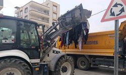 Akeniz’de caddeye dökülen tekstil atıkları kısa sürede temizlendi