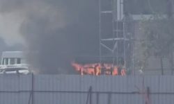 Alevlere teslim olan taksi kulübesinden geriye hurda yığını kaldı