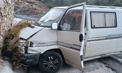 Antalya’da istinat duvarına çarpan aracın sürücüsü yaralandı