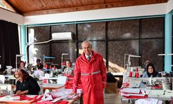 Başkan Kocagöz kadın emeğiyle üretilen yağmurlukları bizzat test etti