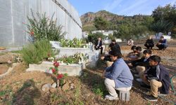 Bozyazı’da vefat eden öğretmen kabri başında anıldı