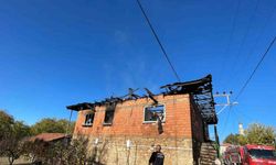 Burdur’da 2 katlı evde yangın paniği