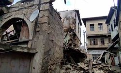 Daha önce yangında zarar gören eski bina yağışlı havada çöktü