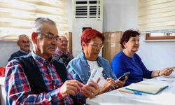 Dijital çağın kapıları yaş almış bireylere açılıyor: 60 yaş üzeri bireylere akıllı telefon kullanımı dersi