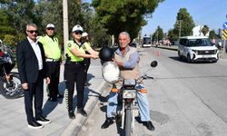 Dörtyol’da polis ekipleri, motosiklet sürücülerine kask dağıttı