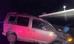 Kontrolden çıkan araç trafik levhalarına çarptı: 2 yaralı