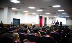 Konyaaltı Belediyesi okul kütüphanesine kitap bağışı yaptı