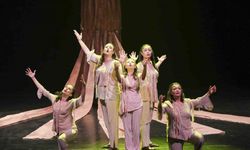 Mersin’de emekli evi üyeleri ‘Ben Anadolu’ oyununa yoğun ilgi gösterdi