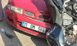 Motosiklet, ’U’ dönüşü yapan otomobile çarptı: 2 yaralı