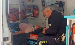 Önündeki araca çarpmamak için fren yapan motosikletli yaralandı