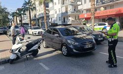 Otomobilin sağından geçmek isterken aynı yöne dönmek isteyen otomobile çarptı
