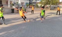 Sokak arasında taş kaleyle transfer duyurusu gülümsetti