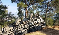 Toprak yolda uçuruma yuvarlanan hafriyat kamyonunun sürücüsü yaralandı