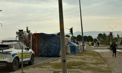 Balya Yüklü Tır Devrildi: 1 Yaralı