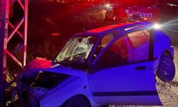 Afşin’de Otomobil Elektrik Direğine Çarptı: 1 Yaralı