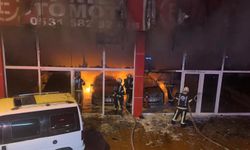 Denizli'de Oto Galeride Çıkan Yangında 5 Araç Küle Döndü