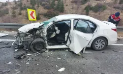 Hafif Ticari Araç ile Otomobil Çarpıştı: 2 Yaralı