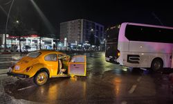 Uşak'ta otobüse arkadan çarpan otomobildeki 3 kişi yaralandı