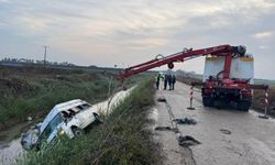 Adana'da Minibüs Sulama Kanalına Devrildi