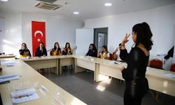 Adana'da 112 personeli sağlık hizmetinde engellere takılmamak için işaret dili öğreniyor